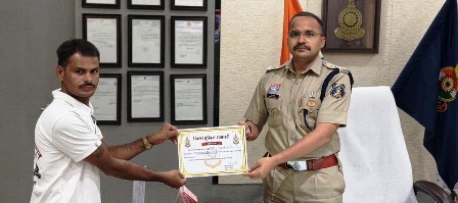 धमतरी: नशा मुक्ति का संदेश लेकर काठमांडू तक साइकिल यात्रा करने वाले समाजसेवी तुलसी राम साहू का एसपी ने किया सम्मान…