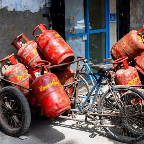 India vs Pakistan LPG Price: पाकिस्तान में सरकार को कितने रुपये का पड़ता है गैस सिलेंडर, भारत से कम या ज्यादा?