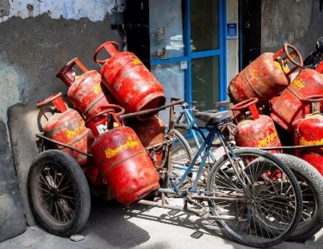 India vs Pakistan LPG Price: पाकिस्तान में सरकार को कितने रुपये का पड़ता है गैस सिलेंडर, भारत से कम या ज्यादा?