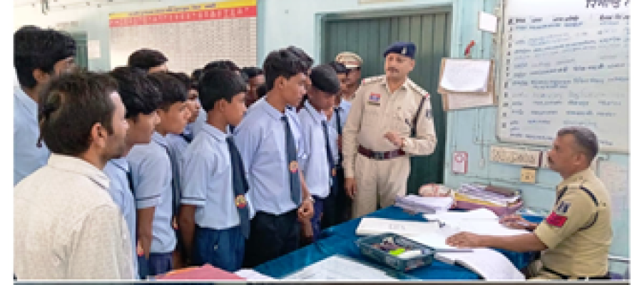 राष्ट्रीय एकता दिवस के उपलक्ष्य में धमतरी पुलिस की पहल, विद्यार्थियों ने जाना थाने का कामकाज…
