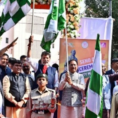 मुख्यमंत्री विष्णुदेव साय ने यूनिटी मार्च के लिए राज्य के 68 युवाओं के दल को हरी झंडी दिखाकर किया रवाना