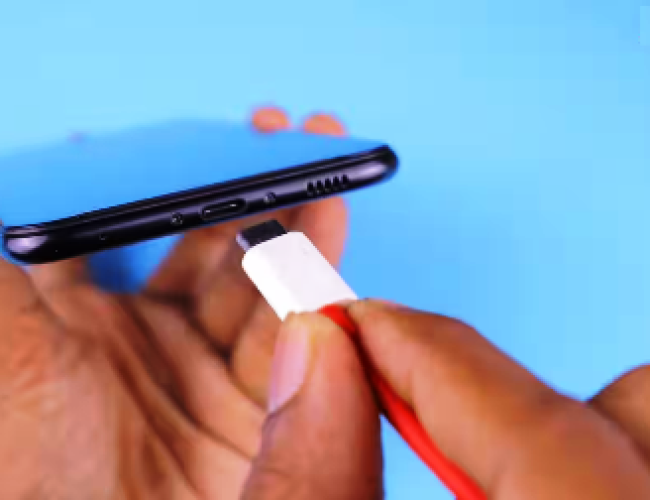 इन कारणों से ढीला हो जाता है Charging Port! न करें अनदेखा…