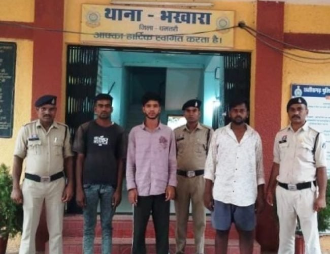 धमतरी पुलिस ने भखारा लूटकांड का किया खुलासा, तीन आरोपी गिरफ्तार, एक नाबालिग भी शामिल…