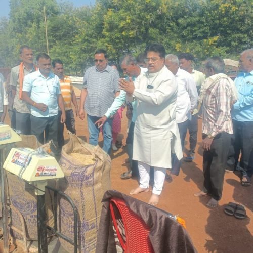 धमतरी जिले में धान उपार्जन केंद्रों में कांटा-बांट की पूजा के साथ खरीफ विपणन वर्ष 2025-26 की धान खरीदी का शुभारंभ