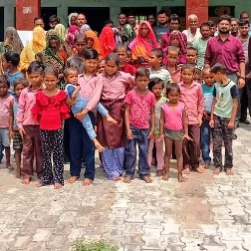 सीतापुर में स्कूल मर्जर के बाद बच्चों ने छोड़ा स्कूल, परिजनों की चिंता बढ़ी, कोर्ट के फैसले पर टिकी नजर…