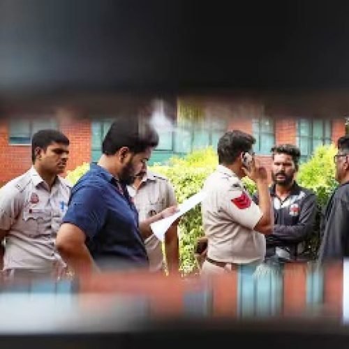 दिल्ली में 50 से अधिक स्कूलों को मिली बम की धमकी, जांच में जुटी पुलिस…