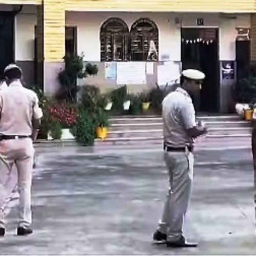 दिल्ली में फिर से 6 स्कूलों को बम से उड़ाने की धमकी, मौके पर पहुंची पुलिस…