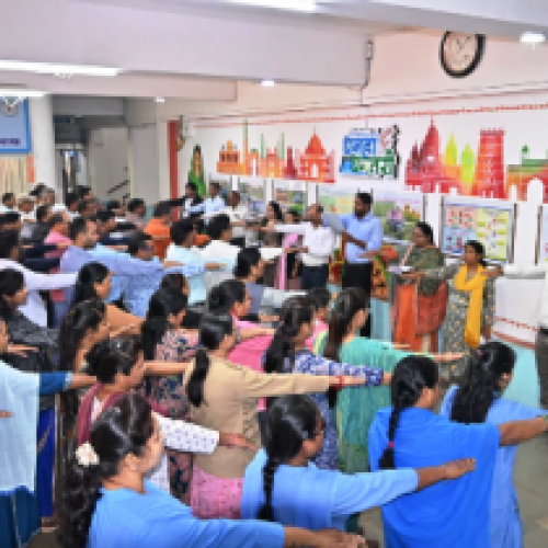 कलेक्टोरेट में संविधान की शपथ दिलाई गई…