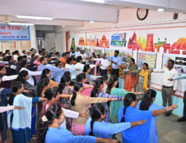 कलेक्टोरेट में संविधान की शपथ दिलाई गई…