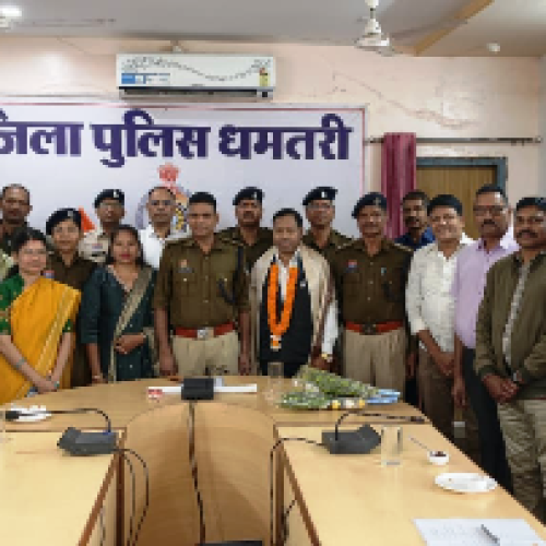 41 वर्षों की सेवा के बाद वरिष्ठ आरक्षक बंशीलाल पैकरा सेवानिवृत्त, एसपी कार्यालय धमतरी में दी गई ससम्मान विदाई…