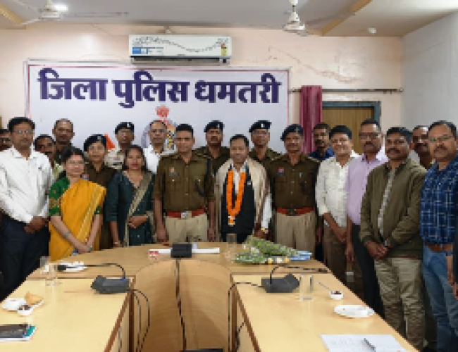 41 वर्षों की सेवा के बाद वरिष्ठ आरक्षक बंशीलाल पैकरा सेवानिवृत्त, एसपी कार्यालय धमतरी में दी गई ससम्मान विदाई…