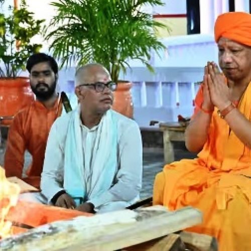 महाअष्टमी पर महानिशा पूजन कर सीएम योगी ने की लोकमंगल की कामना, नवमी पर कन्या पूजन करेंगे…