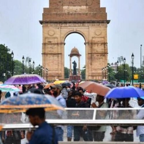 दिल्ली एनसीआर में आंधी-बारिश से बदला मौसम, गर्मी से मिली राहत…