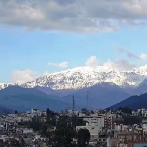 कश्मीर में मौसम की पहली बर्फबारी! भविष्यवाणी के खिले लोगों के चेहरे, जान लें मौसम विभाग का अपडेट…