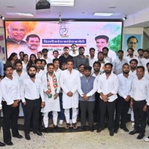 दिल्ली की राजनीति में बड़ा उलटफेर, AAP के इन बड़े नेताओं और सैकड़ों कार्यकर्ताओं ने थामा कांग्रेस का हाथ…