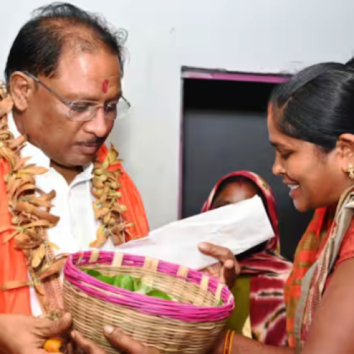 पीएम जनमन आवास का जायजा लेने पहुंचे CM विष्णुदेव साय, गिफ्ट में स्वीकार की छिंद की चटाई, रागी और कटहल…