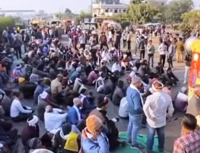 धार में किसानों का प्रदर्शन जारी, अपनी मांग पर अड़े किसान, बातचीत से नहीं निकला हल…