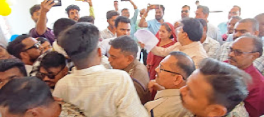 धमतरी: शासकीय नवीन महाविद्यालय आमदी में वार्षिक समारोह के दौरान हंगामा…