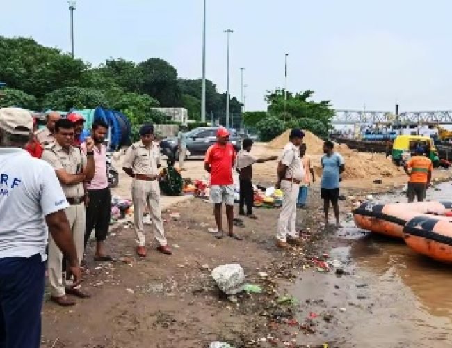 पश्चिम चंपारण में नाव हादसा, दो बच्चियां लापता, राहत अभियान जारी…
