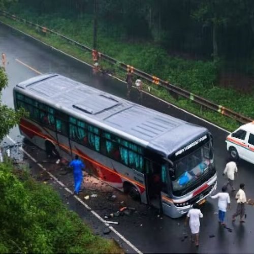 पुणे-बेंगलुरु हाईवे पर बड़ा हादसा, खाई में गिरी कॉलेज की बस, पांच की हालत गंभीर…