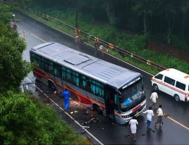 पुणे-बेंगलुरु हाईवे पर बड़ा हादसा, खाई में गिरी कॉलेज की बस, पांच की हालत गंभीर…
