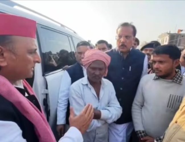 आजमगढ़ बस हादसे में महिला की मौत के बाद हंगामा, 40 मिनट तक जाम में फंसे रहे अखिलेश यादव, लोगों से किया यह वादा…