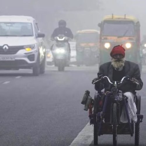 दिल्ली में फिर छाया घना कोहरा, जहरीली हवाओं ने बढ़ाई मुश्किलें, AQI 430 के करीब, येलो अलर्ट जारी…