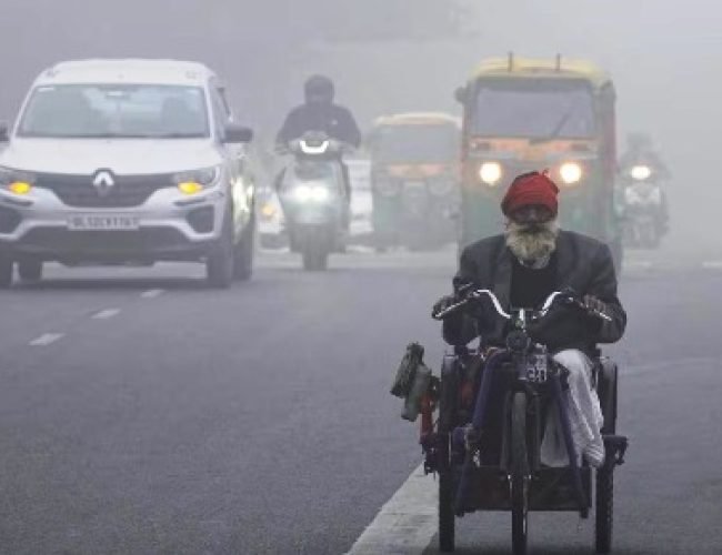 दिल्ली में फिर छाया घना कोहरा, जहरीली हवाओं ने बढ़ाई मुश्किलें, AQI 430 के करीब, येलो अलर्ट जारी…