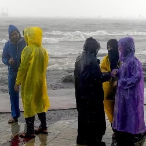 मुंबई में बारिश से हुआ नए साल का स्वागत, अचानक पलटा मौसम और बढ़ गई ठंड…