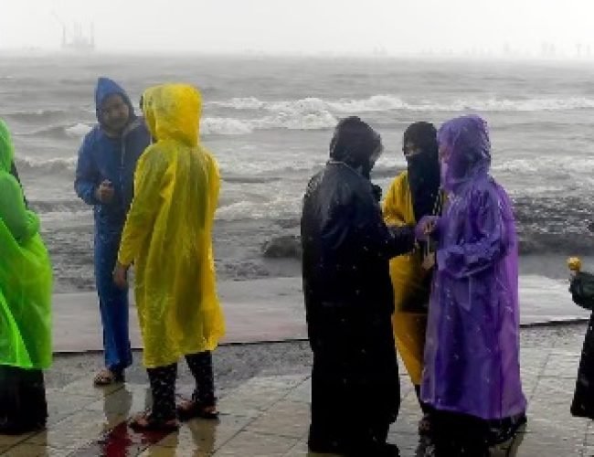 मुंबई में बारिश से हुआ नए साल का स्वागत, अचानक पलटा मौसम और बढ़ गई ठंड…