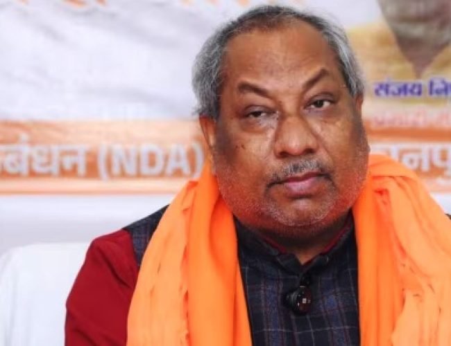 संजय निषाद के स्वागत में बड़ा हादसा, फूल वर्षा के लिए लाए JCB को ट्रक ने मारी टक्कर, 1 की मौत…