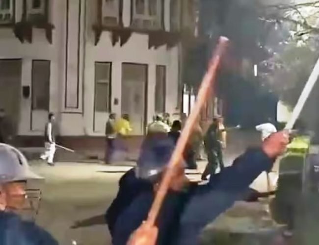 BHU में आपस में भिड़े छात्रों के दो गुट, पथराव और चले लाठी-डंडे, भारी संख्या में पुलिस बल तैनात…