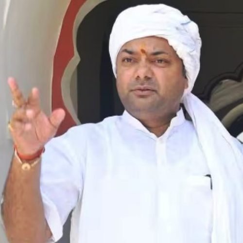 पिता ने सोनिया गांधी के लिए तानी थी पिस्टल, बेटे ने सड़क पर घेरा मंत्री, जानें कौन हैं बृजभूषण राजपूत…