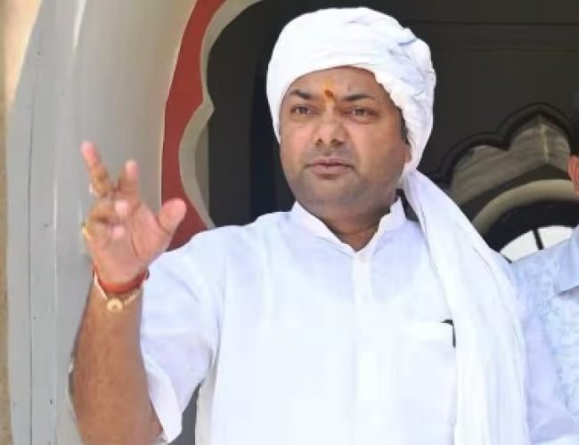 पिता ने सोनिया गांधी के लिए तानी थी पिस्टल, बेटे ने सड़क पर घेरा मंत्री, जानें कौन हैं बृजभूषण राजपूत…