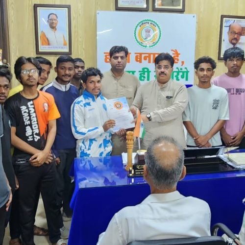 किक बॉक्सिंग के धुरंधरों ने महापौर से की मुलाकात, खेल सामग्री और सुविधा देने की रखी मांग…