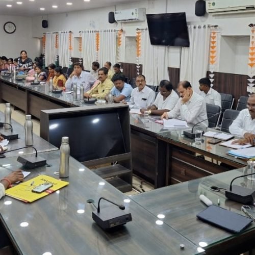 🛑 धमतरी में शिक्षा पर कलेक्टर की सर्जिकल स्ट्राइक! 📉 खराब रिजल्ट देने वाले प्राचार्यों की ली कड़ी क्लास, अब तिमाही-छमाही में भी दिखानी होगी मेहनत!