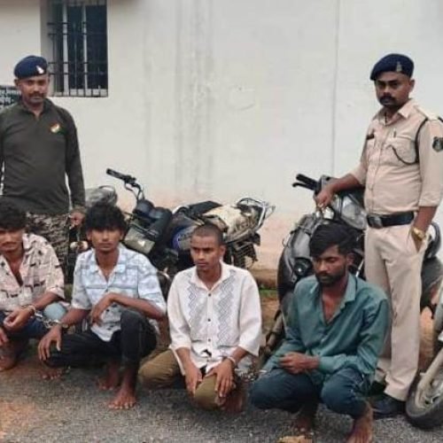 थाना मगरलोड पुलिस ने चोरी की चार स्कूटी/मोटरसाइकिल के साथ चार आरोपियों को किया गिरफ्तार